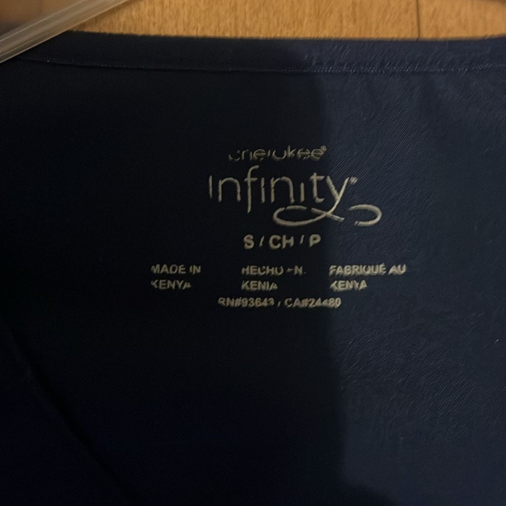 Cherokee Inifinity scrub top - Picture 4 of 4